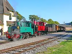 Double traction assurée par la 020T Corpet-Louvet no&nbsp;25 et la 130T Corpet-Louvet no&nbsp;1, pour cette rame en gare de Saint-Valery-Ville au départ pour Cayeux-sur-Mer.