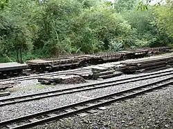 Wagons plates-formes, voies et rails en stock Péchot conservés sur les voies de garage en bas de la voie en "Z"