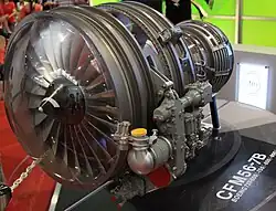 moteur présenté sur un support, en partie ouvert.