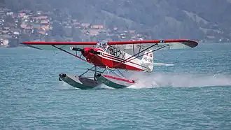 Un piper PA-18 à un rassemblement d'hydravions sur la commune de Bönigen, Suisse (2021).