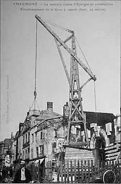 Grue utilisée sur le chantier de construction.