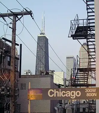 Le 875 North Michigan Avenue depuis le quai de la station.