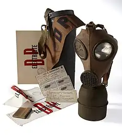 Equipement de défense passive, dont masque à gaz. Collections du Centre d'histoire de la résistance et de la déportation à Lyon.