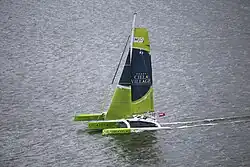 Le trimaran en mer vu depuis le ciel.
