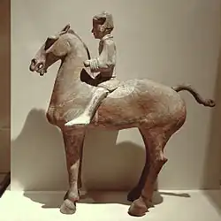 Statuette funéraire en céramique représentant un cavalier et son cheval, dynastie des Han de l'Ouest