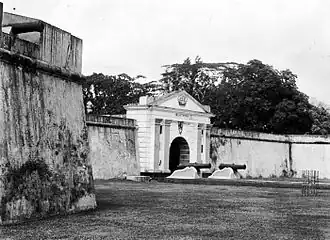 La porte principale du Fort Victoria (1928).