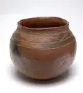 Pot en terre à motifs géométriques.