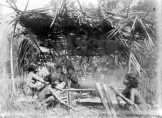Femmes de l'île de Céram préparant de la papeda (Tropenmuseum, avant 1940).