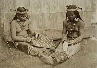 Femmes Dajak dans une région traversée par le fleuve Mahakam.