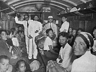 Le régent de Blitar avec des transmigrants dans le train en route pour Surakarta (vers 1930).