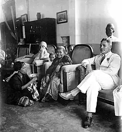 La princesse de Luwu reçoit le Professeur Bertram Schrieke&nbsp;(de), directeur de l'Éducation et des Cultes (1932)