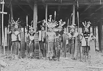 Peut-être un chef bajau et sa suite sur l'île de Bornéo.