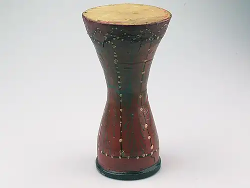 Darbouka en terre cuite et cuir décorée de pigments colorés originaire du Maroc (Tropenmuseum, Amsterdam, Pays-Bas)