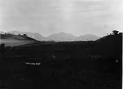 Le "Gunung Poko Leok" est pourvu d'un point culminant à 1&nbsp;625&nbsp;mètres d'altitude. Il s'agit d'une montagne magmatique de type stratovolcan. Ce genre de dôme volcanique est également appelé volcan composite.