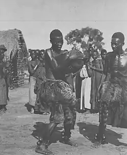 Habitants de Bunkeya dansant, vers 1912-1914.