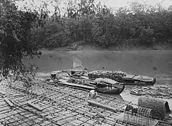 Train de bois sur la rivière Bengawan à Ngandong, Indes orientales néerlandaises.