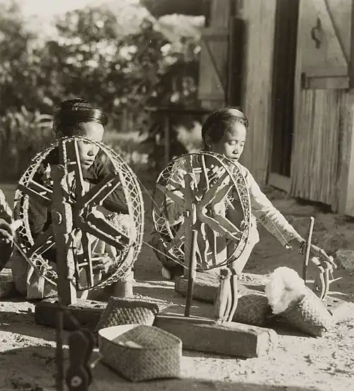 Fileuses de coton au travail