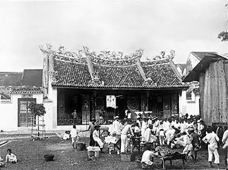 Le temple avec des warungs, probablement au début du vingtième siècle