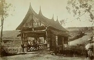 Pont couvert dans l'ouest de Sumatra en Indonésie (1877-1879).