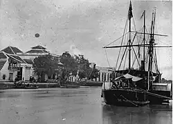 Paysage de bord de rivière à Surabaya à la fin du XIXe&nbsp;siècle