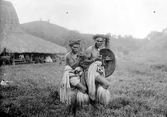 Deux hommes dansant le Zaiwo avec épée et bouclier, 1930.