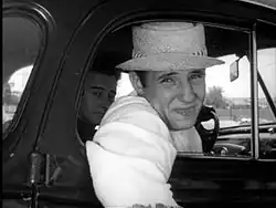 Un homme invite les trois jeunes femmes à une course de voitures improvisée…