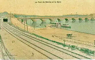 Vue de l'ancien Pont de Sèvres, au début du XXe&nbsp;siècle. On voit au premier plan la ligne des Moulineaux et la gare du Pont de Sèvres.