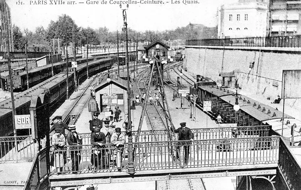 Gare de Courcelles-Ceinture en 1905 entre la rue Philibert-Delorme à droite et la rue Verniquet à gauche.