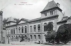 Phototyoie d'un bâtiment de deux étages du début du XXe siècle. Au centre fronton au-dessus de deux fenêtres, deux ailes de trois fenêtres et à chaque extrémité surélévation d'un étage au-dessus d'un corps de bâtiment à deux fenêtres.