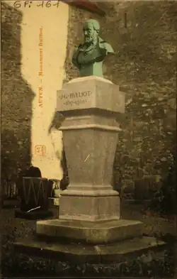 Le monument Bulliot est un buste en bronze sur une stèle, au milieu d'un square.