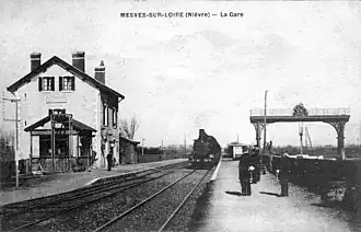Gare, locomotive PLM N°374 et chantier pierre de taille.