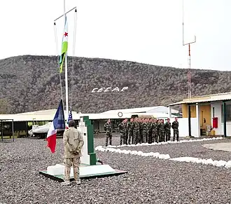 Des légionnaires français et un marin de l'US Navy au lever des couleurs, septembre 2010.