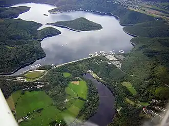 Barrage de retenue et lac de la Rour.