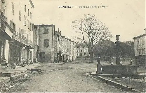 Carte postale ancienne représentant la place du Marché — à l'époque, place du Poids-de-Ville — avant 1934 avec l'immeuble à l'arrière-plan sur l'emplacement du futur hôtel de la Caisse d'épargne.