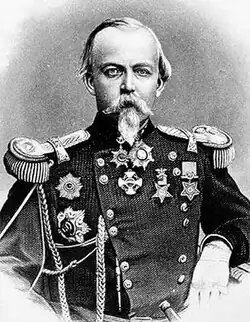 Image en noir et blanc de Stone avec une barbe dans son uniforme de l'armée égyptienne