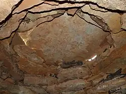 Dalle terminale de la voûte encorbellée d'une cabane (La Cadière-d'Azur, Var).