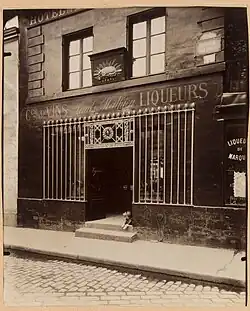 "A l'Agneau pascal" : 11, rue de Valence vers 1910-1911 (photo d'Eugène Atget).