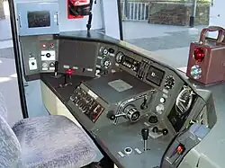 Poste de conduite d'une rame Z 6400, vue à gauche du siège du conducteur.