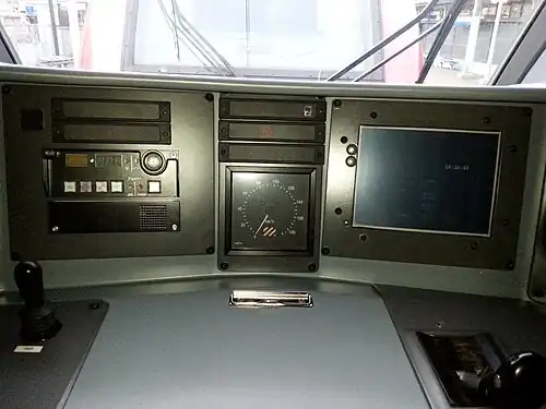 En face du conducteur se trouve le KVB, le compteur de vitesse ainsi qu'un écran tactile de contrôle et de commande.