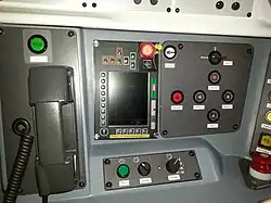 Zoom sur la partie à gauche du conducteur, avec notamment le téléphone de liaison et les réglages des essuie-glaces.