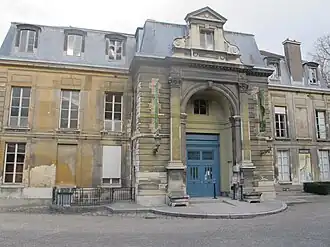 Façade du bâtiment et entrée monumentale vues de l'Ouest.