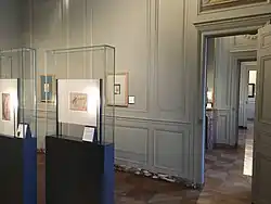 Vue de dessins sous verre et de l'enfilade des pièces.