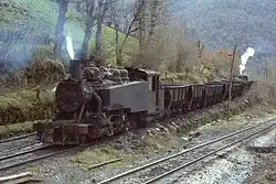 La 131 T Baldwin no&nbsp;5 manœuvre des wagons à la zone de chargement de Caboalles, au mois d'avril 1983.