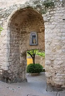 La porte de sortie du village fortifié.
