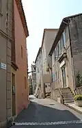 Ruelle au pied des remparts.