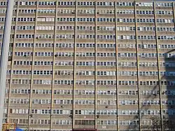 Façade d'une barre d'immeuble.