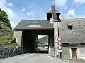 La chapelle Notre-Dame de Pène-Tailhade et son porche où passe la route départementale 929.