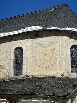 Cadran solaire au chevet de l'église de Balagué. Sur le haut du cadran est représenté un ange avec la date de 1862.