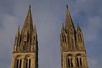 Flèches des tours du portail ouest de l'église.