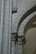Gros tore cerné d'un cavet au-dessus du chapiteau de gauche dans une arcade (église Saint-Étienne de Caen).